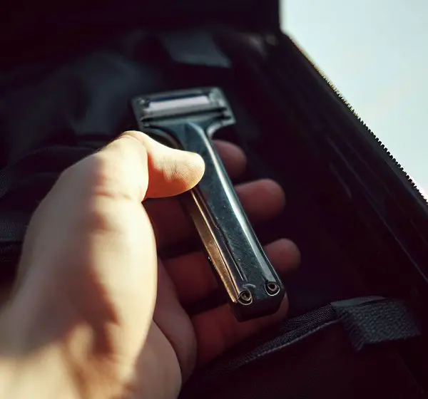 Can I Take a Razor in Hand Luggage with Ryanair