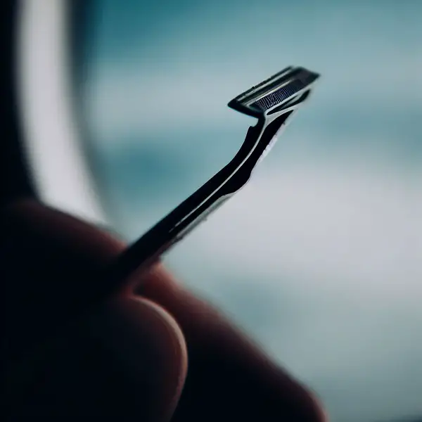 Can I bring an eyebrow razor on a plane
